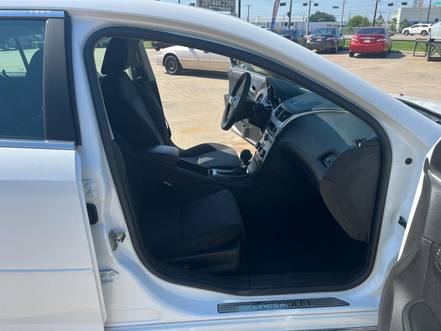 2012 white /black Chevrolet Malibu 1LT (1G1ZC5EU4CF) with an 2.4L L4 DOHC 16V FFV engine, 6-Speed Automatic transmission, located at 14700 Tomball Parkway 249, Houston, TX, 77086, (281) 444-2200, 29.928619, -95.504074 - Photo#11